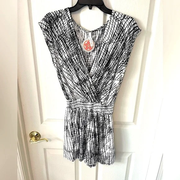 GILLI USA NWT Black White Graphic Print Romper Size Small | Wrap Style - Picture 1 of 10